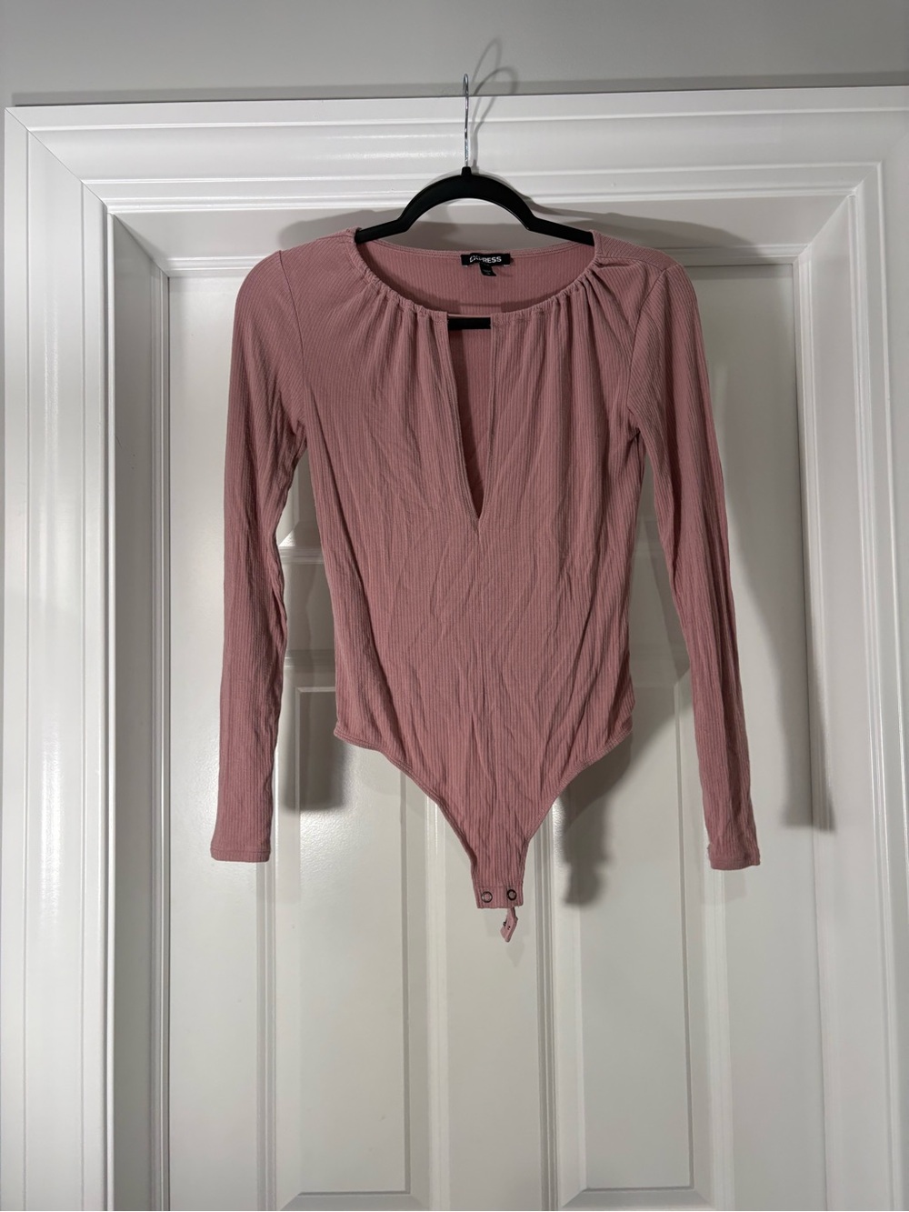 Express Mauve Ribbed Long-Sleeve Bodysuit with Keyhole